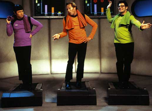 Da im Beambereich derzeit nur der Economy-Class-Beamer funktionsf&auml;hig ist, der nur Leichtgewichte bef&ouml;rdert wie Schrotty (Rick Kavanian, r.), haben K&auml;pt'n Kork (Christian Tramitz, M.), und Mr. Spuck (Michael Bully Herbig, l.) ein echtes Problem ... Bild: Sender / herbX film / JAT J&uuml;rgen Olczyk 