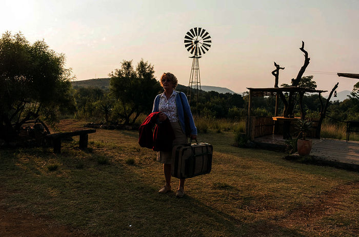 Kinderm&auml;dchen Henni (Saskia Vester) reist dieses Mal nach S&uuml;dafrika auf eine Farm, dessen Besitzer als Opa wider Willen mit der Betreuung seiner beiden Enkel nichts zu tun haben will. Bild: Sender / ARD Degeto / Raquel Fernandes 