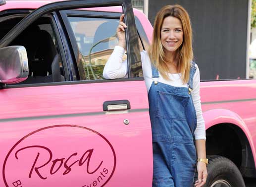 Rosa (Alexandra Neldel), hat den passenden Firmenwagen für ihr Unternehmen Hochzeitsplanungen gefunden, einen „Tussi-Panzer“ in Pink. Bild: Sender / Gordon Mühle