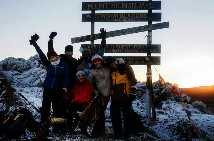 Geschafft: Anna (Anna Maria M&uuml;he), Tom (Kostja Ullmann,), Paula (Caroline Hartig) und Joschka (Simon Schwarz) mit den Bergf&uuml;hrern Simon (Ulrich Friedrich Brandhoff) und Joseph (Bongo Mbutuma) auf dem Gipfel des Kilimandscharo-Massives. Bild: Sender / ARD Degeto / Ariane Krampe Filmproduktion / Anika Molnár 