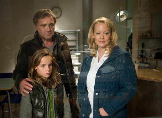 Lutz (Bernhard Schir;hi) und Lea (Stella Kunkat;vo) beobachten zusammen mit Schwester Ines (Floriane Daniel;re) das Baby.
Bild: Sender