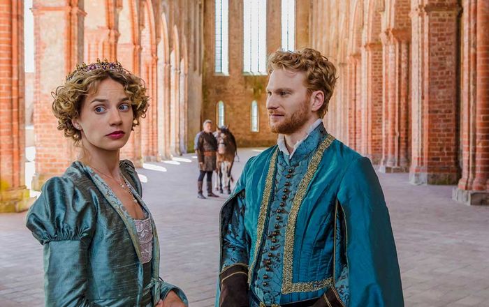Der Prinz (Lucas Prisor) und die Prinzessin (Jytte-Merle Böhrnsen) bei ihrer ersten Begegnung. (Drehort: Kloster Chorin). Bild: Sender / Theo Lustig