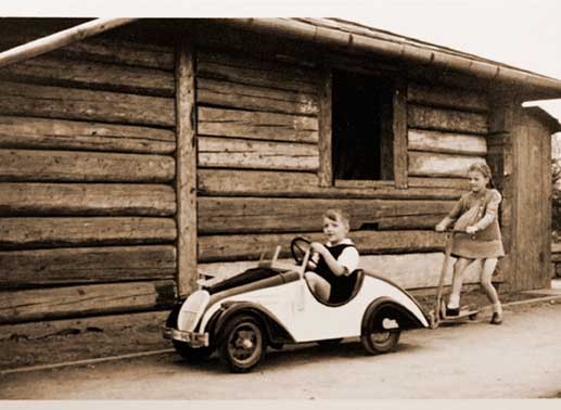 Familienidylle auf dem Gel&auml;nde der Villa von Lagerkommandant Rudolf H&ouml;&szlig; - historische Aufnahme. Die H&ouml;&szlig;-Kinder verbringen eine sorglose Zeit mit Spielzeug, das gr&ouml;&szlig;tenteils von H&auml;ftlingen des KZ Auschitz gebastelt wurde. Bild: Sender