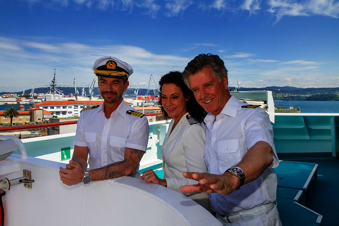 Der Kapit&auml;n Max Parger (Florian Silbereisen) steht gemeinsam mit Martin Grimm (Daniel Morgenroth), Dr. Sander (Nick Wilder) und Hanna Liebhold (Barbara Wussow) stehen auf der Br&uuml;cke des Schiffs. Bild: Sender / ZDF / Dirk Bartling. 