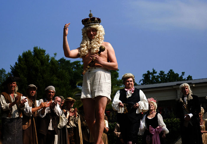 Eure kaiserliche Hoheit (Matthias Brandt) gr&uuml;&szlig;t bei seiner Geburtstagsparade &ndash; das Volk staunt. Bild: Sender / WDR/Frank Schirrmeister