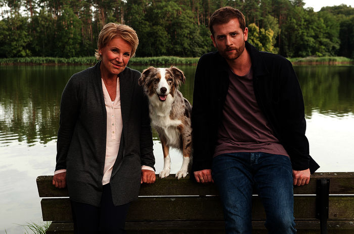 Paul (Christoph Schechinger) und seine Therapiehündin Käthe müssen einen jungen Patienten von Pflegerin Hildegard (Mariele Millowitsch) wieder aufrichten. Bild: Sender / ARD Degeto / Britta Krehl