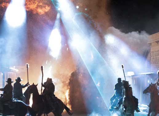 In der Ferne blitzen grelle Lichter auf, die sich in die Höhe erheben und blitzschnell auf Absolution zukommen. Die Einwohner des St&auml;dtchens haben so etwas noch nie gesehen. Bild: Universal