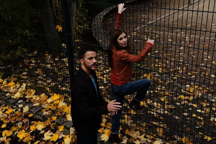 Lotta (Josefine Preu&szlig;) und Junis (Kostja Ullmann) stehen beim Elternabend vor verschlossenen T&uuml;ren. Lotta findet ihren eigenen Weg, um auf sich aufmerksam zu machen. Bild: Sender / ZDF / Britta Krehl