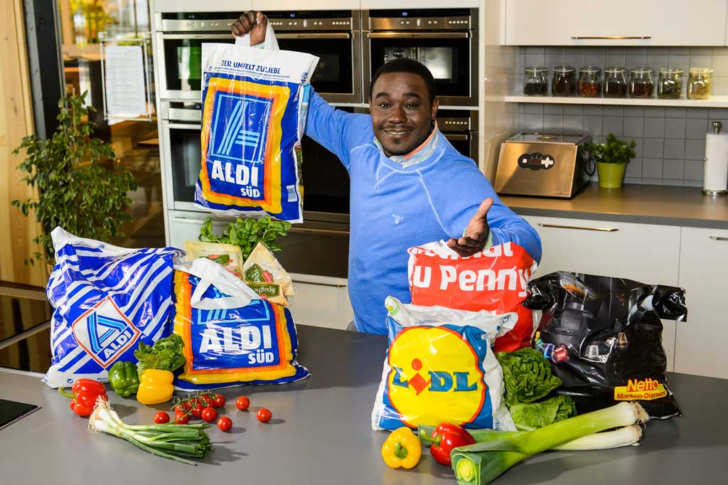 Nelson M&uuml;ller fragt: Alle gegen Aldi - wer schl&auml;gt den Discounter-Riesen? Noch ist Aldi Marktf&uuml;hrer der Discounter, doch Lidl, Penny und Netto holen auf. Wer hat die bessere Qualit&auml;t, wer die g&uuml;nstigere Ware? Bild: Sender / Willi Weber