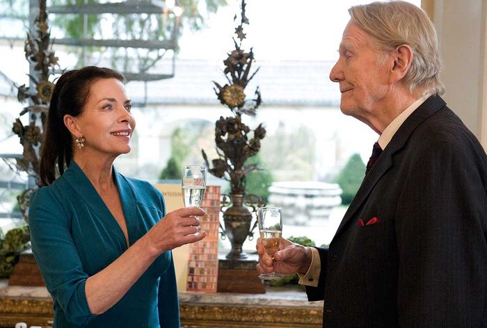 Wird es endlich mal ein freundliches Wort von ihrem Vater Victor (Gunnar Möller) geben? Rosina (Gudrun Landgrebe) hofft, dass ihre Rede bei ihm gewirkt hat. Bild: Sender / Maria Wiesler