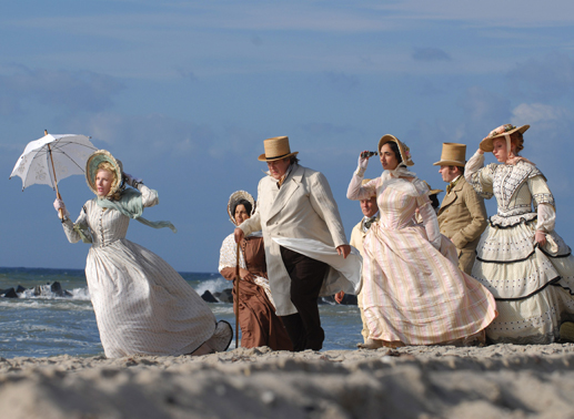 Die feine L&uuml;becker Gesellschaft, angef&uuml;hrt von Senatorin M&ouml;llendorpf (Sunnyi Melles, li.) und ihrem Gatten Senator James (Josef Ostendorf, 3.v.l.), be&auml;ugt am Strand von Travem&uuml;nde misstrauisch Tonys Aff&auml;re mit Morten Schwarzkopf. Bild: Sender