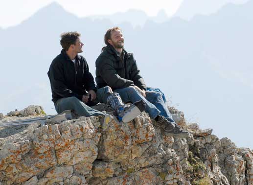 Tom (Stephan Luca) macht Mark (Maximilian Brückner) den Vorschlag, für ihn das Geld für die Nanga Parbat-Expedition aufzutreiben. Bild: Sender