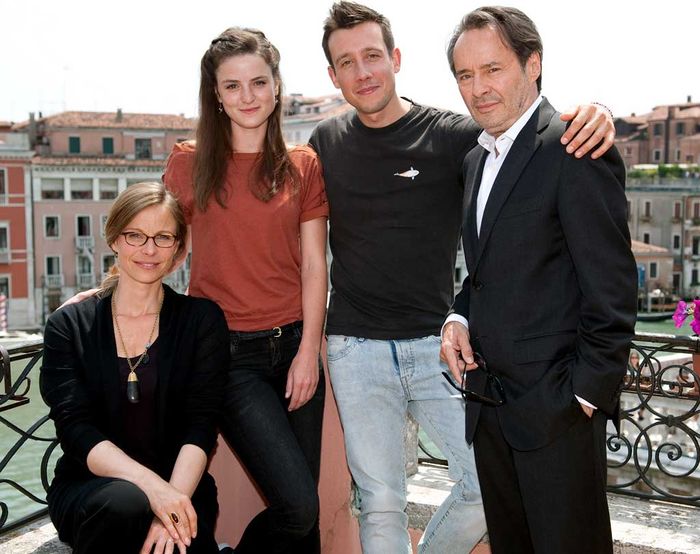Brunetti (Uwe Kockisch) lebt mit seiner Frau Paola (Julia J&auml;ger) und seinen beiden erwachsenen Kindern Raffi (Patrick Diemling) und Chiara (Laura-Charlotte Syniawa) in Venedig. Bild: Sender / Nicolas Maack