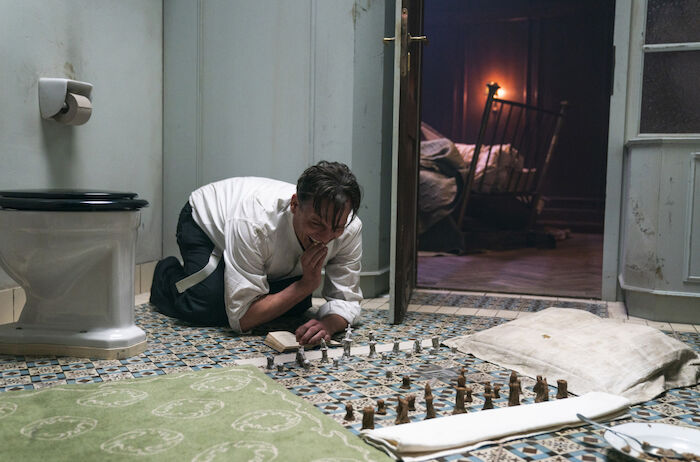 Schachnovelle: Im Schachfieber: Der H&auml;ftling Bartok (Oliver Masucci) spielt gegen sich selbst. Bild: Sender / ARD Degeto / Studiocanal / Julia Terjung