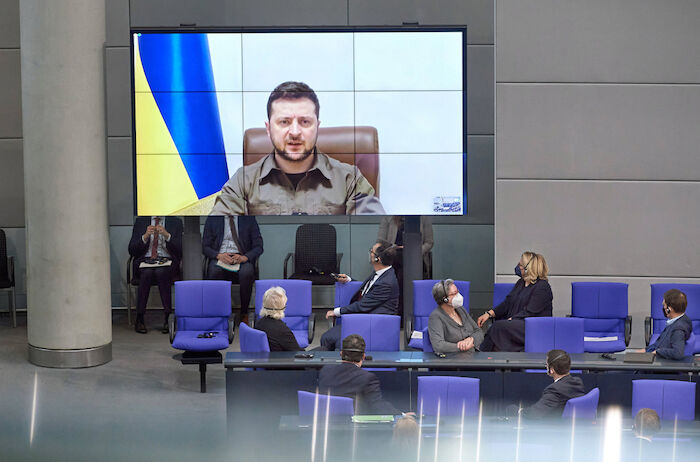 Das Duell: Selenskyj gegen Putin: Pr&auml;sident Selenskyj bei einer Rede im Deutschen Bundestag am 17. M&auml;rz 2022. Bild: Sender / rbb / ARD  /epd-bild / Christian Ditsc