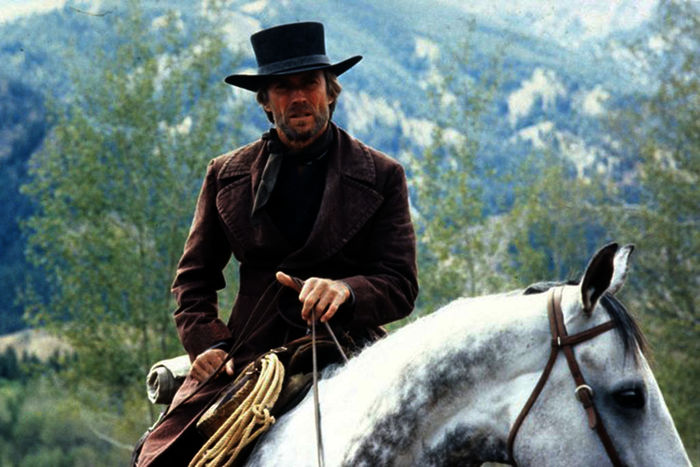 Der namenlose Reiter (Clint Eastwood) erscheint genau zur rechten Zeit in der kleinen Siedlung der Goldwäscher, die von der Minengesellschaft drangsaliert werden, um ihnen beizustehen. Bild: Sender / Warner Bros.