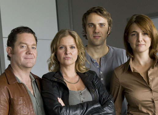 Das Ermittlerteam stellt sich vor: Paul B&ouml;hmer (J&uuml;rgen Tonkel), Vera Lanz (Katharina B&ouml;hm, 2.v.l.), Jan Trompeter (Stefan Rudolf) und Heike Steinbeck (Nicole Marischka). Bild: Sender