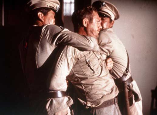 Der aufs&auml;ssige Str&auml;fling Henri Charri&egrave;re alias Papillon (Steve McQueen) wird von W&auml;rtern niedergerungen. Bild: Sender