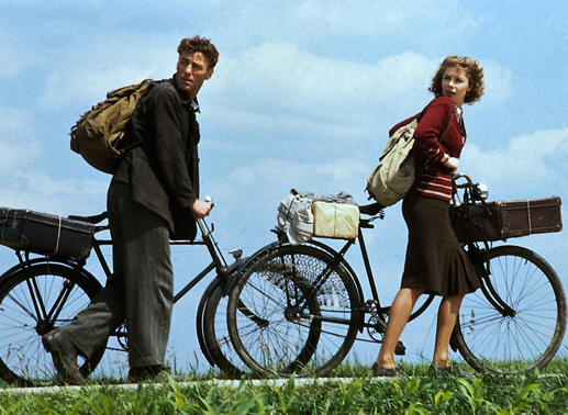Kati (Dana Vavrova) hat Hans (Werner Stocker) kennengelernt und fährt mit ihm aufs Land – in der Hoffnung, bei den Bauern etwas Eßbares zu ergattern. Bild: Sender