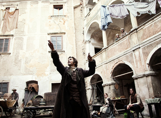Der Mathematiker Carl Friedrich Gau&szlig; (Florian David Fitz) will die Welt entdecken. Bild: Sender / Warner Bros