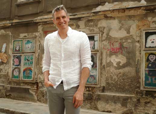  Thomas Raab f&uuml;hrt durch den Bezirk Wieden. Bild: Sender / Felix Breisach Medienwerkstatt