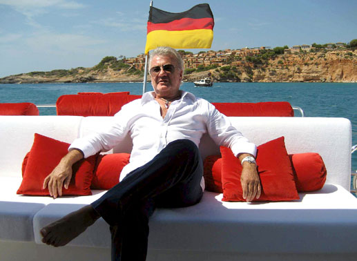 Willi Weber und seine Yacht an der K&uuml;ste Mallorcas.  Bild: Sender/ECOMedia