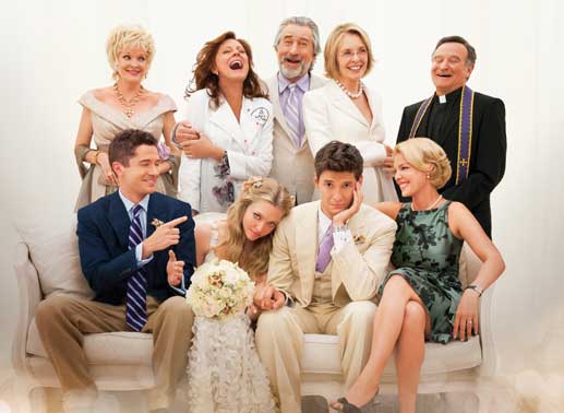 Muffin (Christine Ebersole), Bebe (Susan Sarandon), Don (Robert De Niro), Ellie (Diane Keaton), Pater Moinighan (Robin Williams), unten v.l.: Jared (Topher Grace), Missy (Amanda Seyfried), Alejandro (Ben Barnes), Lyla (Katherine Heigl) Bild: Sender / Concorde Filmverleih