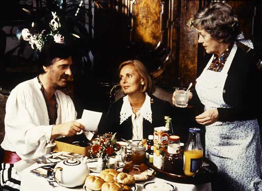  "Monaco Franze" (Helmut Fischer) mit Gattin Annette (Ruth-Maria Kubitschek, Mitte)und Haush&auml;lterin Irmgard (Erni Singerl. Bild: Sender