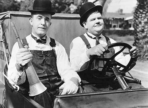 Als Fischverk&auml;ufer preisen Laurel (Stan Laurel, li.) und Hardy (Oliver Hardy, re.) ihre frische Wahre an. Bild: Sender / Art Lloyd / TaurusMedia