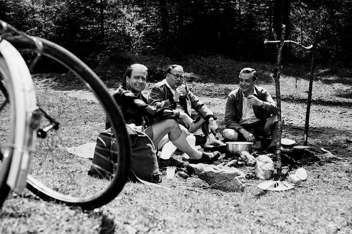 Nach 25 Jahren verwirklichen drei Freunde Johannes B&uuml;ttner (Wolf Albach-Retty), Fritz Eilers (Heinz Erhardt) und Ulrich Salandt (Hans-Joachim Kulenkampff) ein Versprechen: ihre Radtour durch &Ouml;sterreich aus Jugendtagen zu wiederholen. Nnz Erhardt) und Johannes B&uuml;ttner (Wolf Albach-Retty) sitzen auf einer Wiese beim Picknick zusammen. Bild: Sender/Taurus 
