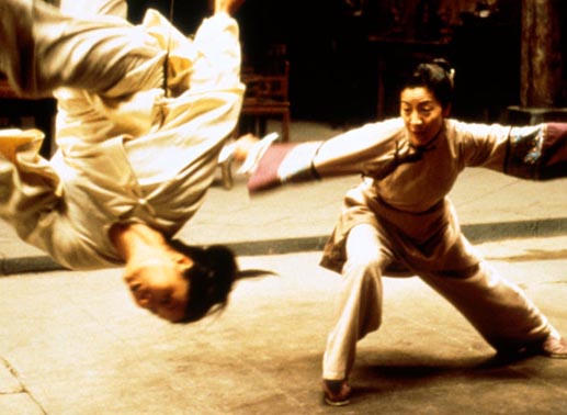 Seit langem tr&auml;umt Jen Yu (Zhang Ziyi, l.) davon, eine ber&uuml;hmte K&auml;mpferin zu werden. Da kommt ihr Yu Shu Lien (Michelle Yeoh, r.) wie gerufen ... Bild: Sender