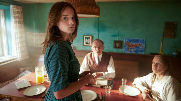 Was man von hier aus sehen kann: Luise (Luna Wedler) wei&szlig;, wie jeder im Dorf, dass der Optiker (Karl Markovics) in ihre Gro&szlig;mutter Selma (Corinna Harfouch) verliebt ist. Bild: Sender / ARD Degeto Film / Claussen + Putz Filmproduktion Gmbh / Studiocanal GmbH  /Walter Wehner