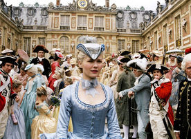 Die junge Prinzessin Marie Antoinette (Kirsten Dunst) wird nach ihrer langen Anreise auf Schloss Versailles empfangen. Bild: Sender