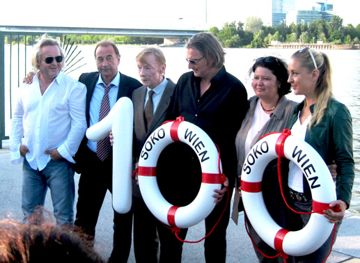 Soko Donau: 100.Folge. Gefeiert wird mit den Hauptdarstellern Seberg, Siegl, Gaststar Otto Sander und Lilian Klebow (v. re.). Bild: Rass