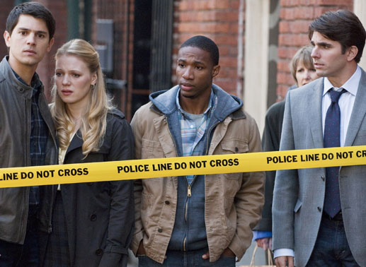 Sam (Nicholas D'Agosto), Molly (Emma Bell), Nathan (Arlen Escarpeta) und Peter (Miles Fisher) stellen verzweifelt fest, dass der n&auml;chste &Uuml;berlebende Kollege des Busungl&uuml;cks einem tragischen Ungl&uuml;ck zum Opfer gefallen ist ... Bild: Sender