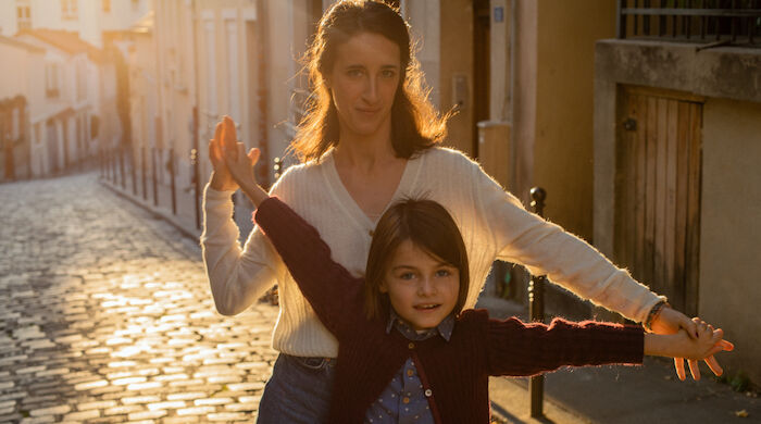 Ziemlich beste Stiefmutter: Jehanne Pasquet (vorne) und Agn&egrave;s Hurstel. Bild: Sender / NDR / OCS / Mathieu Zazzo