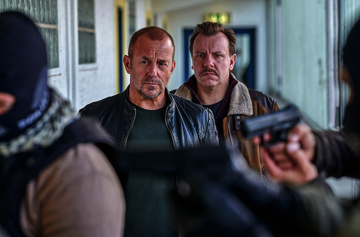 Kommissar Ingo Thiel (Heino Ferch) und sein Ermittlungspartner Winfried &bdquo;Winni&ldquo; Karls (Ronald Kukulies) im Einsatz. Bild: Sender / ZDF / Martin Rottenkolber