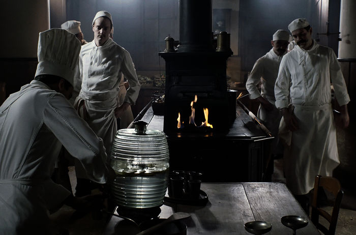 Auguste Escoffier revolutionierte die Organisation in der Küche und verteilte die Arbeit sehr präzise und hierarchisch. Bild: Sender / Imagissime / ARTE France