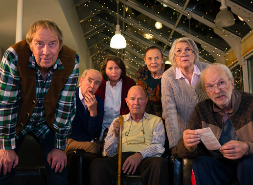 Der alternde Lebemann Conrad (Michael Gwisdek, re.), das schwule Paar Jakob (Ulrich Pleitgen, li.) und Otto (Joachim Bliese, 2. v. li.), die gutmütige Rosi (Ursula Karusseit, 3. v. re.) und das liebesmüde Ehepaar Karin (Jutta Wachowiak, 2. v. re.) und Günter (Dieter Mann) verfolgen mit Ihrer Pflegerin Ursula (Marie Gruber) die Ziehung der Lottozahlen am TV. Bild: Sender / Arvid Uhlig