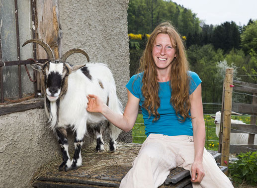 Katharina &ndash; die neugierige Aussteigerin, 34 Jahre, aus der Steiermark: Katharina ist Stallm&auml;dchen und Pferdebetreuerin. Sie arbeitet am Hof einer Bekannten, hat vor 1 &frac12; Jahren ihren B&uuml;rojob gek&uuml;ndigt und widmet sich seither der Pferdepflege und ihrer Ausbildung zur Heilmasseurin. Katharina ist bisexuell und sucht sowohl M&auml;nner, als auch Frauen f&uuml;r die Hofwoche. Bild: Sender