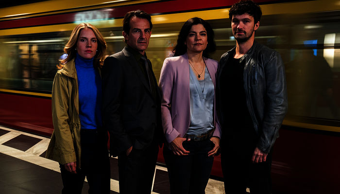 Jessica Papst (Paula Kalenberg), Oliver Radek (Hans-Werner Meyer), Mina Amiri (Jasmin Tabatabai), Alexander von Tal (Aleksandar Radenkovic). Bild: Sender / ZDF / Oliver Feist.