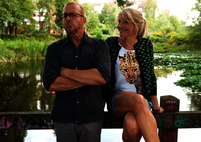 Der Forscher Leonard (Heino Ferch) und die Cafébetreiberin Judith (Tanja Wedhorn) haben wenig gemeinsam. Bild: Sender / ARD Degeto/Britta Krehl