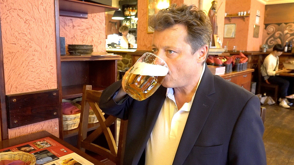 ORF-Osteuropa-Korrespondent Ernst Gelegs berichtet seit fast 20 Jahren aus Prag &uuml;ber die Geschicke Tschechiens und hat dabei die b&ouml;hmischen Kn&ouml;del und das das weltber&uuml;hmte b&ouml;hmische Bier sch&auml;tzen gelernt. Bild: Sender