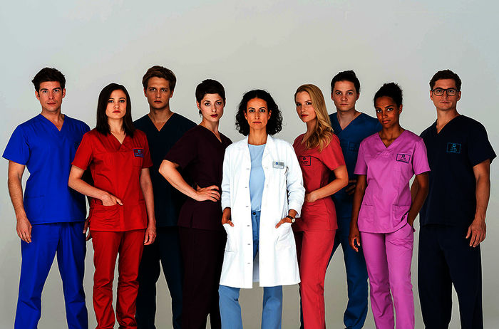 Ben Ahlbeck (Philipp Danne), Rebecca Krieger (Milena Straube), Mikko Rantala (Luan Gummich), Dr. Theresa Koschka (Katharina Nesytowa), Dr. Leyla Sherbaz (Sanam Afrashteh), Julia Berger (Mirka Pigulla), Tom Zondek (Tilman Pörzgen), Dr. Emma Jahn (Elisa Agbaglah), Dr. Elias B&auml;hr (Stefan Ruppe). Bild: Sender / ARD / Markus Nass,