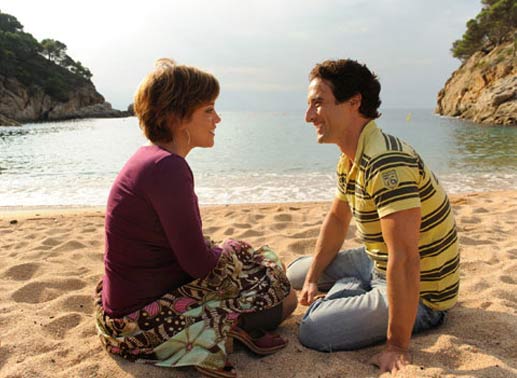 Billie (Muriel Baumeister) schw&auml;rmt f&uuml;r Juan (Gunther Gillian). Bild: Sender