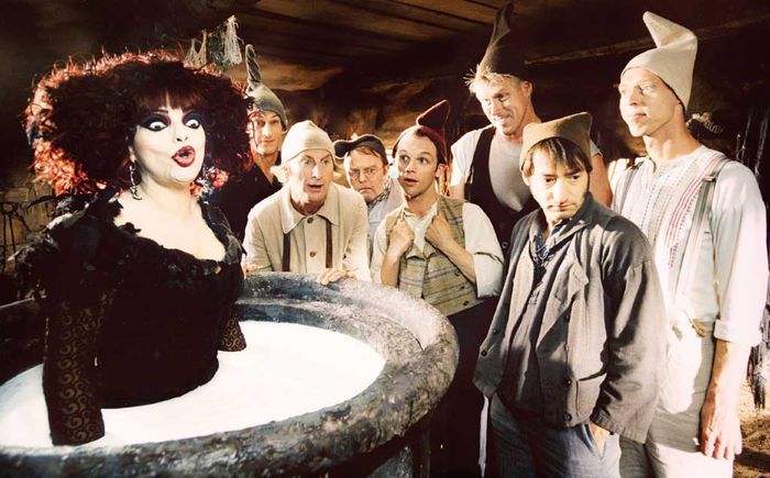 Die sieben Zwerge (v.r.: Martin Schneider, Boris Aljinovic, Norbert Heisterkamp, Ralf Schmitz, Gustav Peter W&ouml;hler, Otto Waalkes, Mirco Nontschew) statten der Hexe (Nina Hagen) einen Besuch ab. Wird sie ihnen den Namen des Unbekannten verraten?  Bild: Sender