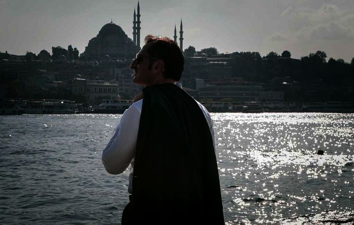 Zeki Demirbilek (Tim Seyfi) genie&szlig;t die Reise in seine Heimatstadt Istanbul. Bild: Sender / ARD Degeto /BR / TV 60 / Hendrik Heiden