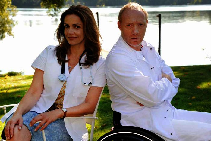 Die neue Versorgungsassistentin Vera Mundt (Rebecca Immanuel) arbeitet f&uuml;r Dr. Chris Wegner (Simon Schwarz). Bild: Sender / ARD Degeto / Hardy Spitz