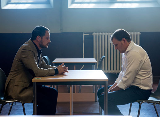 Zun&auml;chst schweigt Thorsten Paulsberg (Devid Striesow, r.) gegen&uuml;ber Friedrich Kronenberg (Moritz Bleibtreu, l.). Bild: Sender / Gordon Muehle