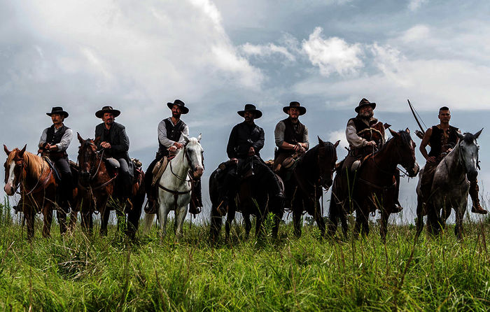 Zu allem entschlossen: Sieben M&auml;nner (v.l.nr. Lee Byung-hun, Ethan Hawke, Manuel Garcia-Rulfo, Denzel Washington, Chris Pratt, Vincent D'Onofrio, Martin Sensmeier) m&uuml;ssen im Jahr 1879 im amerikanischen Westen den Ort Rose Creek von einem skrupellosen Gangster und seinen Gefolgsleuten befreien. Bild: Sender / Sam Emerson